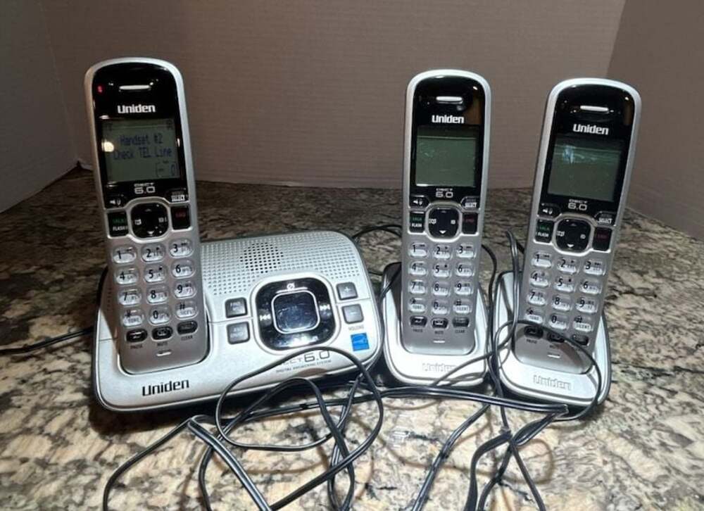 Uniden DECT 6.0 Expandable Cordless Phone w 3 Handsets & Digital Answering Base